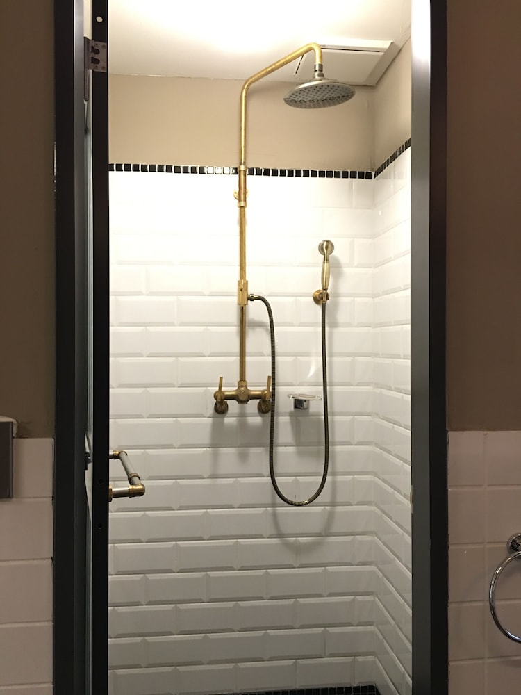 hotel papa whale