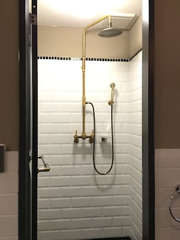 hotel papa whale