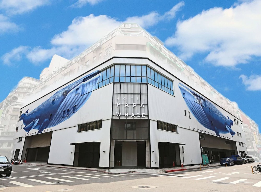 hotel papa whale