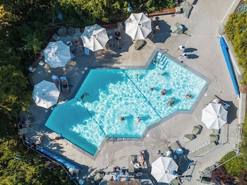 blackcomb springs suites by clique