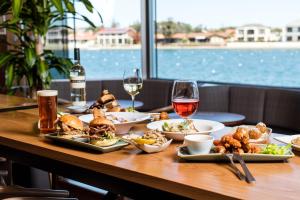 Lakes Hotel,Charles Sturt>>Adelaide,5 star