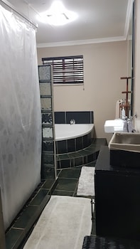 six valk avenue guest house