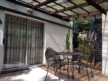 six valk avenue guest house