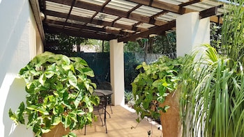 six valk avenue guest house