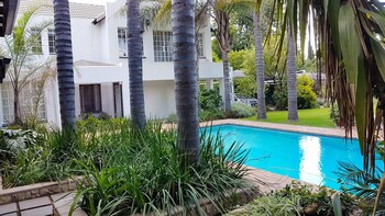 six valk avenue guest house