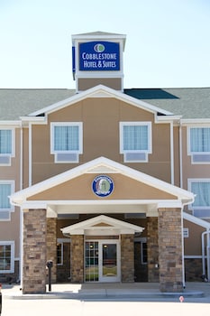 cobblestone hotel and suites devils lake