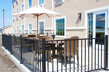 cobblestone hotel and suites devils lake