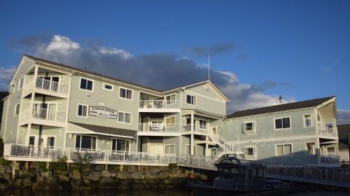 Longliner Lodge And Suites