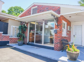 the lancaster motel by oyo ronks near paradise