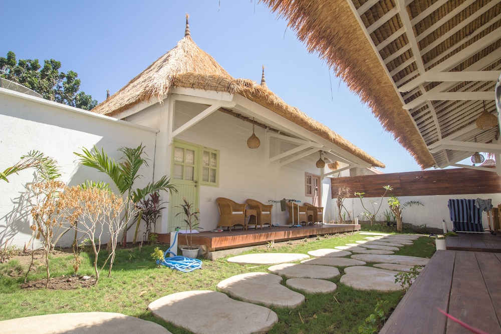 gili breeze tropical bungalows