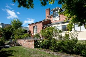 lowena cafe and accommodation