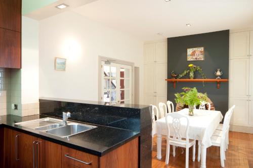 lowena cafe and accommodation