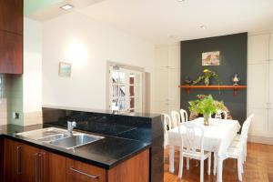 lowena cafe and accommodation