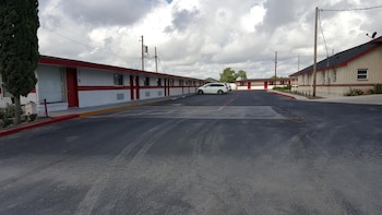 Luxury Inn & Rv Park,Three Rivers>>Kenedy,3 star