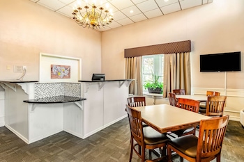 Econo Lodge Inn & Suites Radford-Blacksburg Area,Near Radford University,2 star