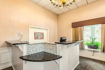Econo Lodge Inn & Suites Radford-Blacksburg Area,Near Radford University,2 star