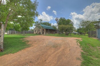 rocking ox gasthaus and barn cabin