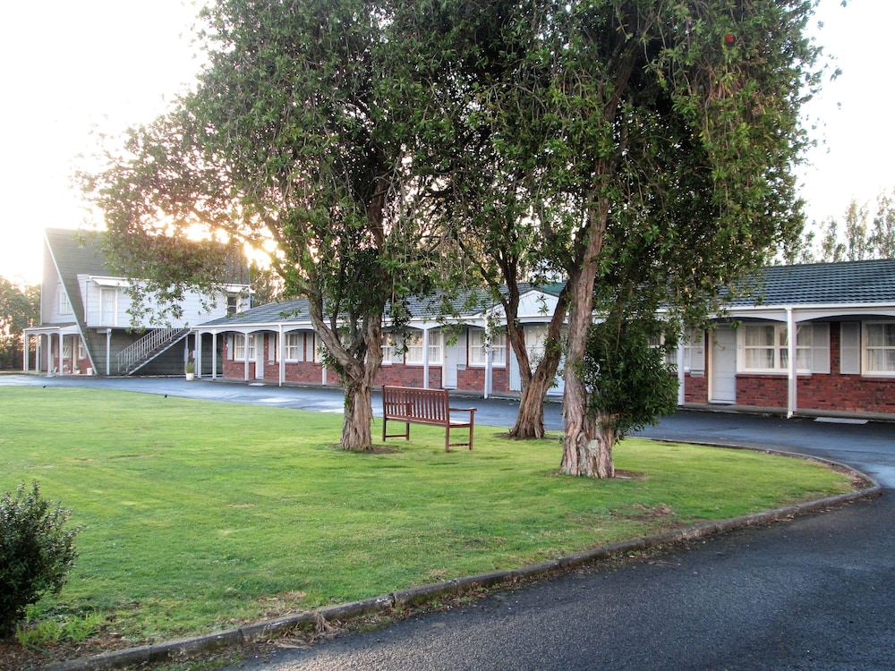 colonial motel