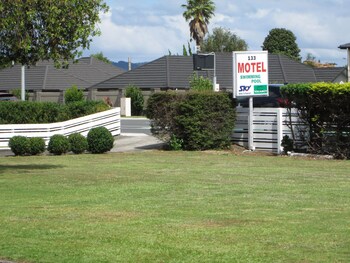 colonial motel
