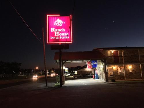 ranch house inn and suites