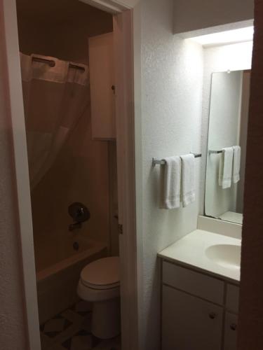 ranch house inn and suites