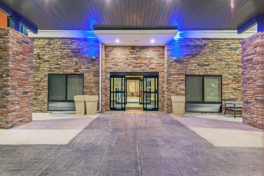 holiday inn express and suites perryton by ihg