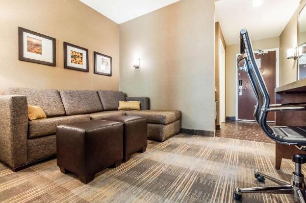 comfort suites university