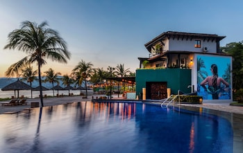 thompson zihuatanejo a beach resort by hyatt
