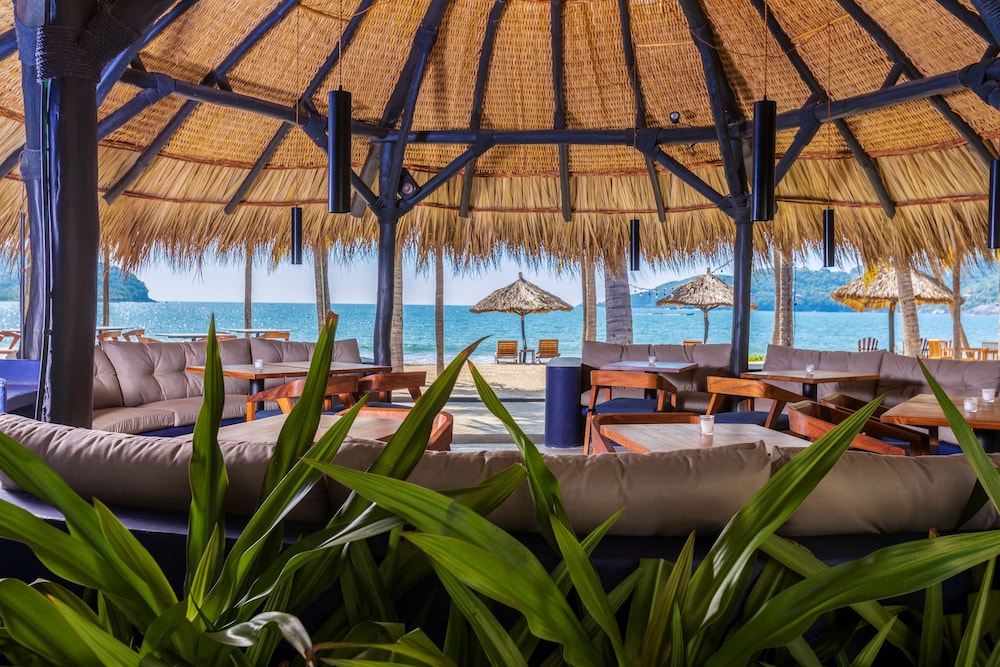 thompson zihuatanejo a beach resort by hyatt