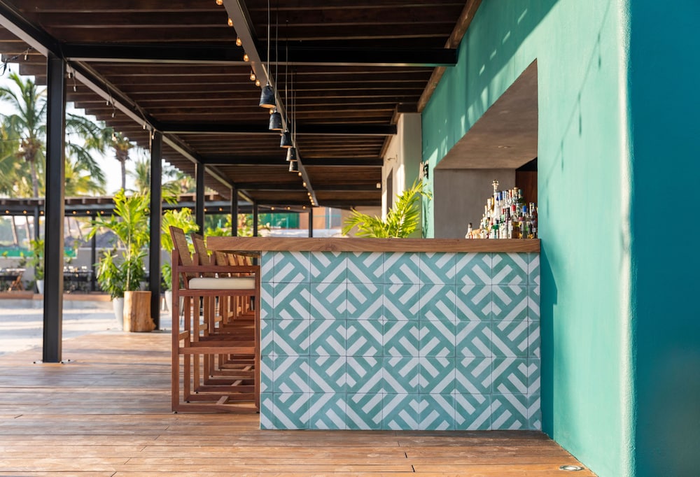 thompson zihuatanejo a beach resort by hyatt