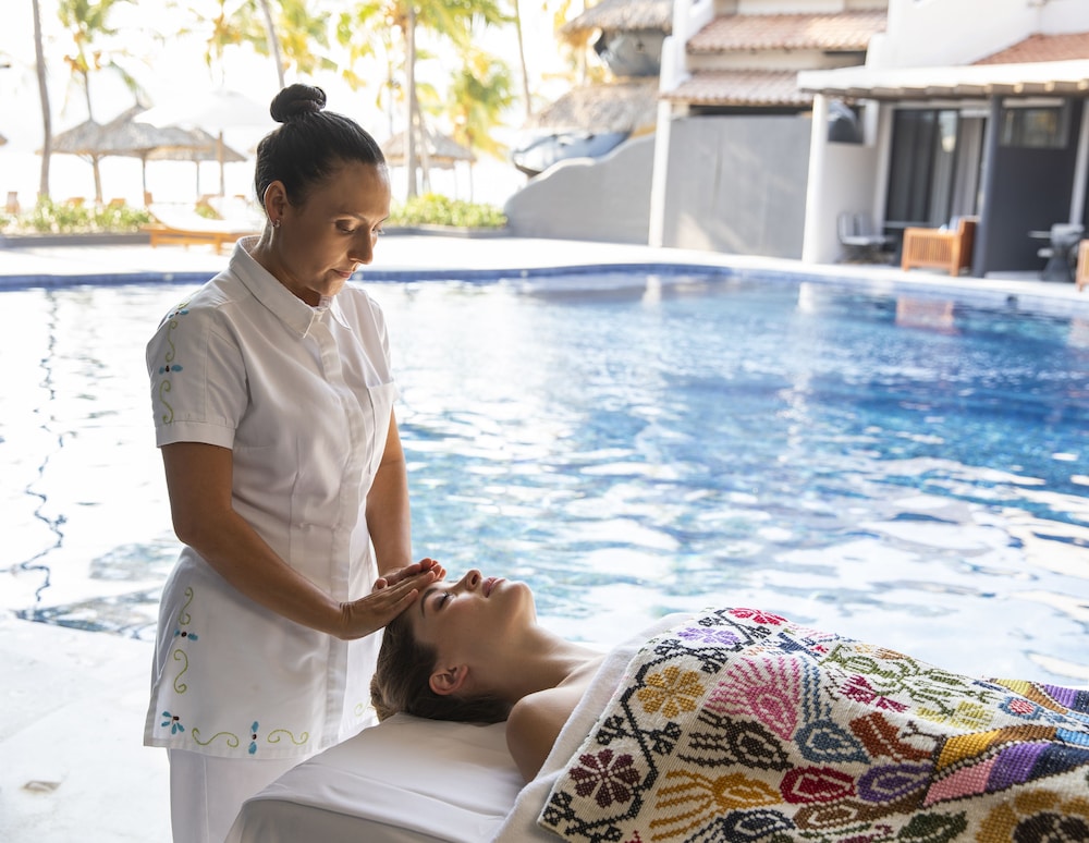 thompson zihuatanejo a beach resort by hyatt