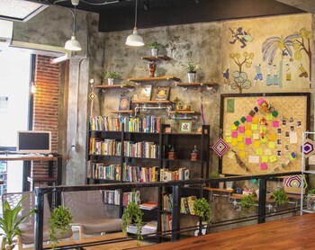 thonglor travellers hostel and cafe