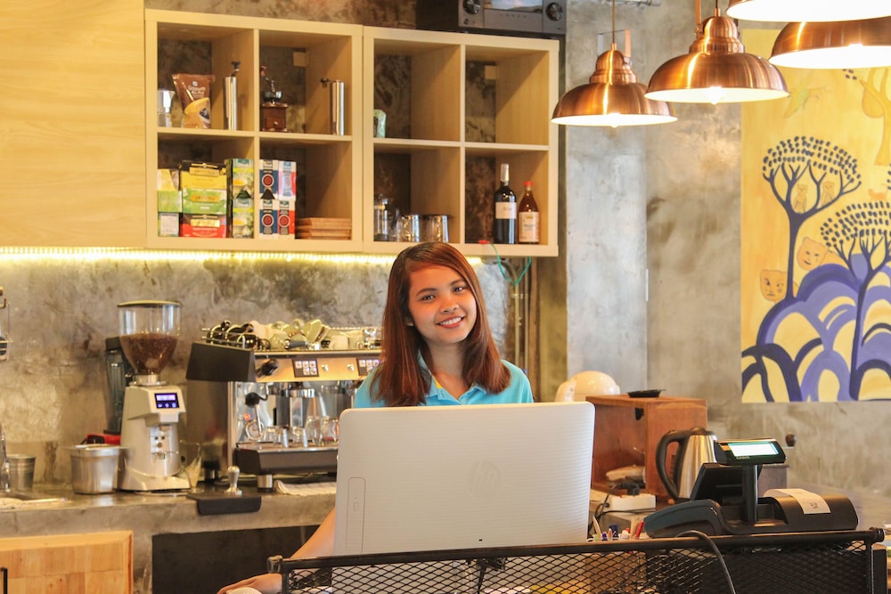 thonglor travellers hostel and cafe