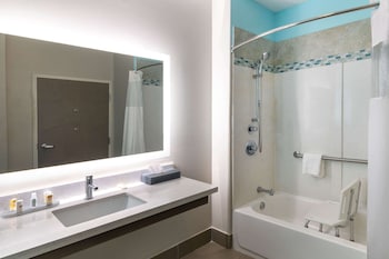 La Quinta Inn & Suites By Wyndham Forsyth,Forsyth>>Barnesville,3 star