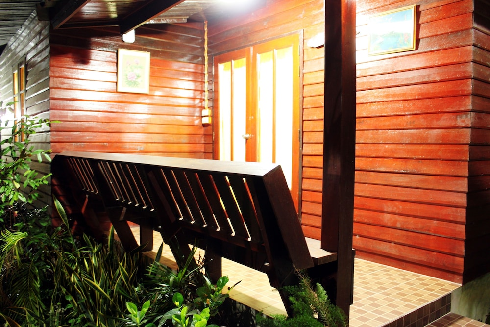 baansuanlynjee maeklong resort