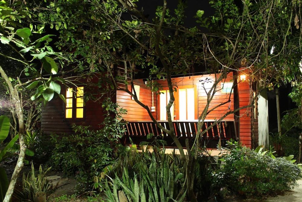 baansuanlynjee maeklong resort