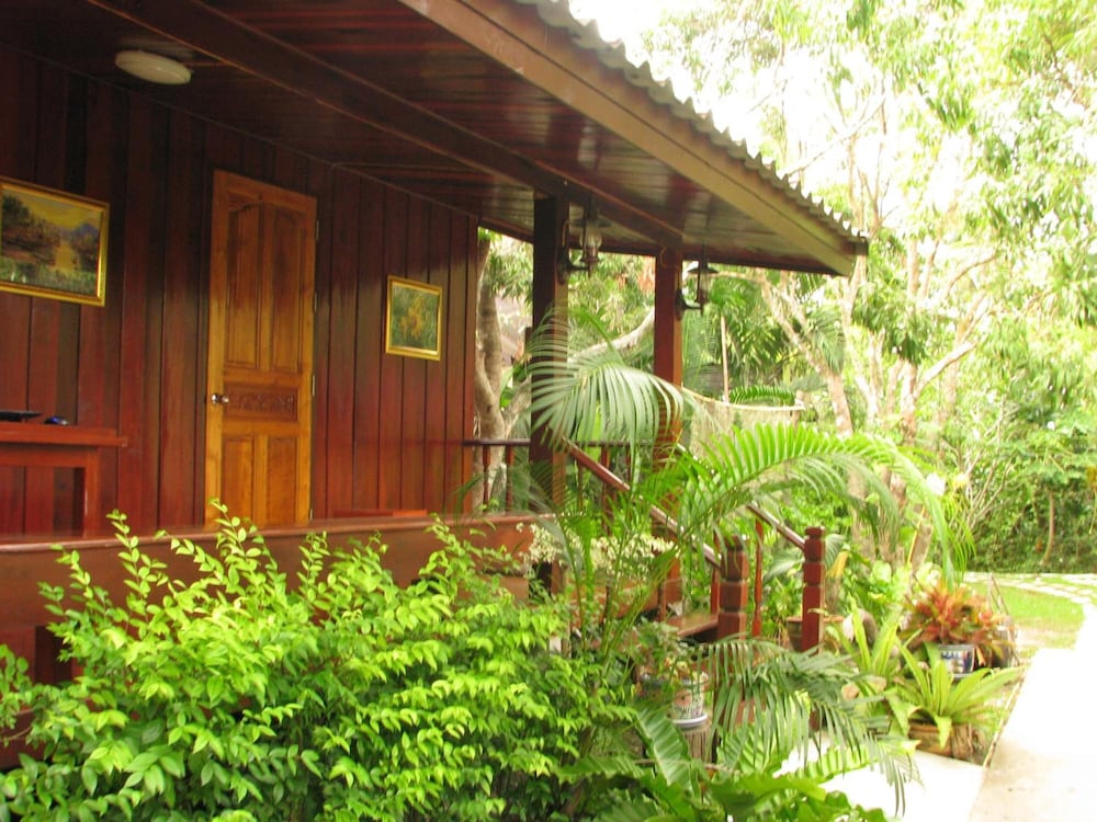 baansuanlynjee maeklong resort