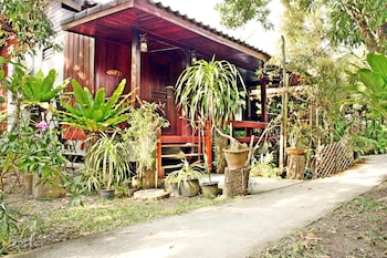 baansuanlynjee maeklong resort