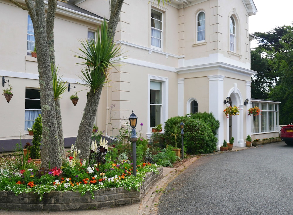 muntham holiday apartments and town house