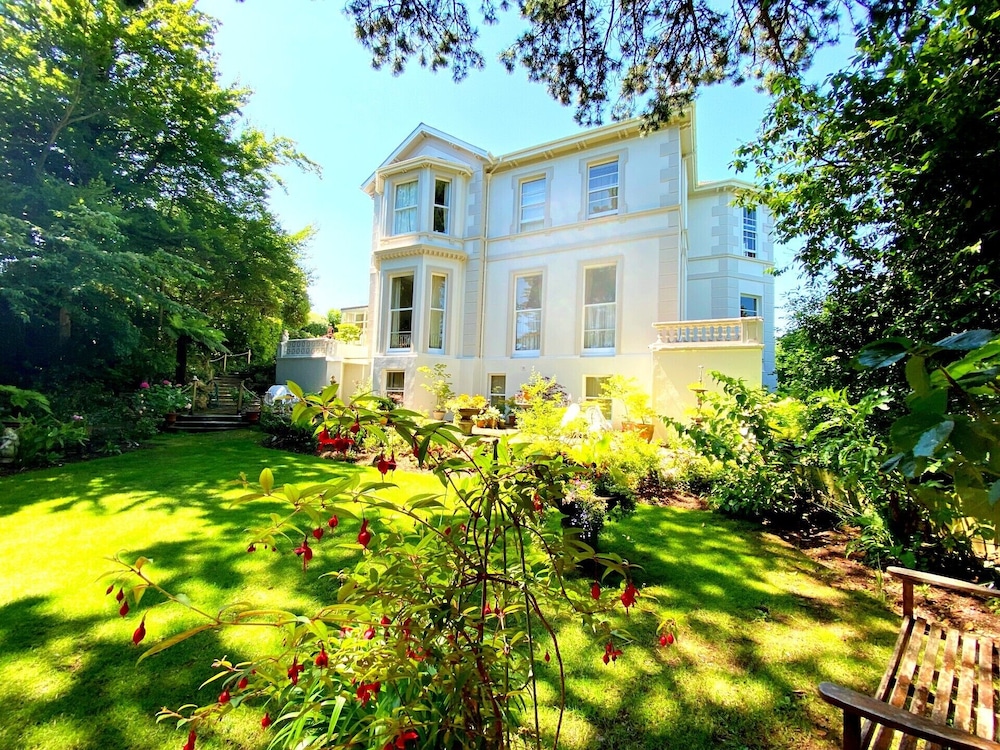 muntham holiday apartments and town house