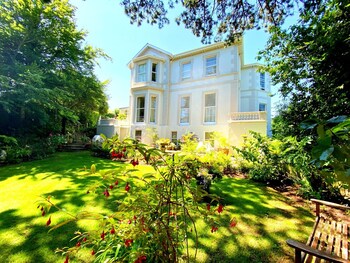 muntham holiday apartments and town house