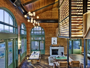 Cavalry Court, By Valencia Hotel Collection,Brazos County>>Brazos,4 star
