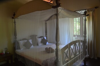 the waves beach chalets