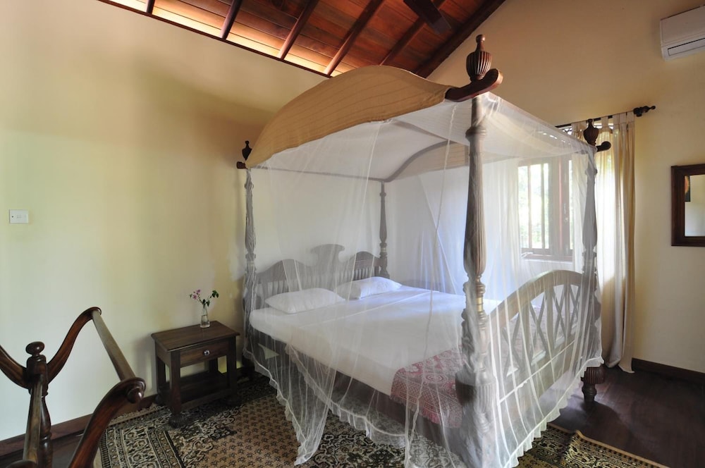 the waves beach chalets