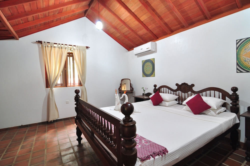 the waves beach chalets