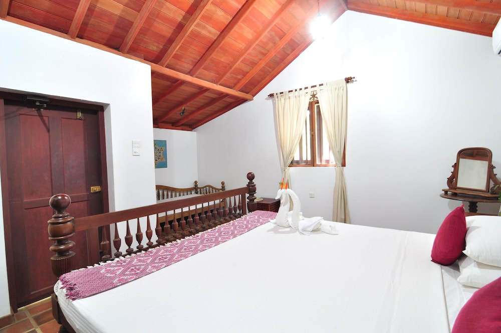 the waves beach chalets