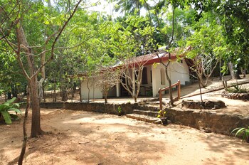 the waves beach chalets