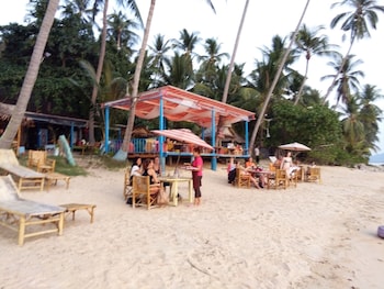 i talay beach bar and cottage taling ngam