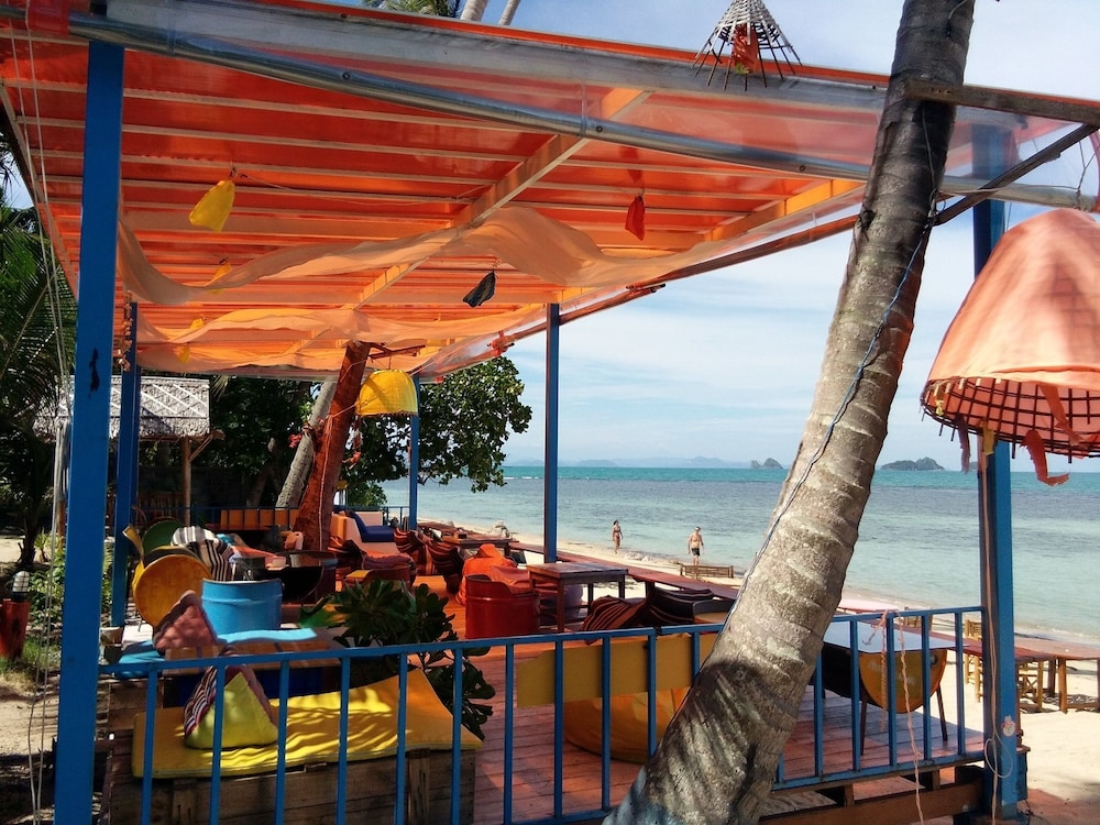 i talay beach bar and cottage taling ngam