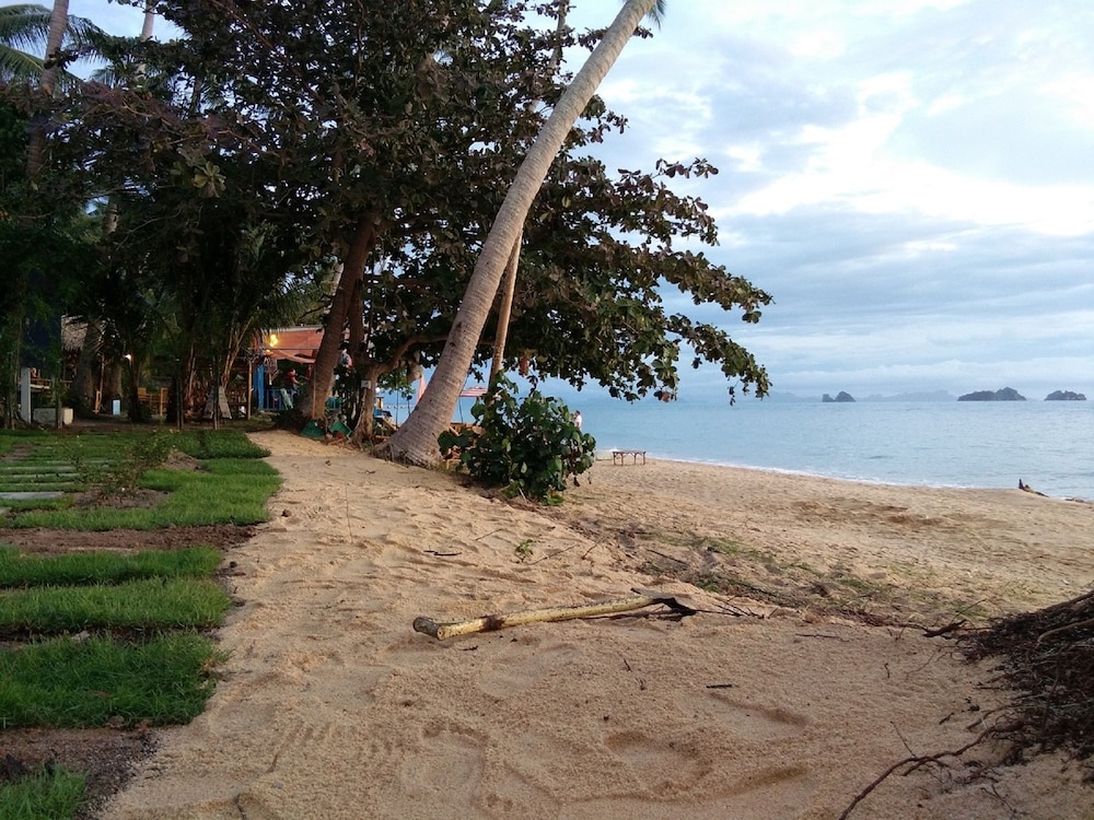 i talay beach bar and cottage taling ngam